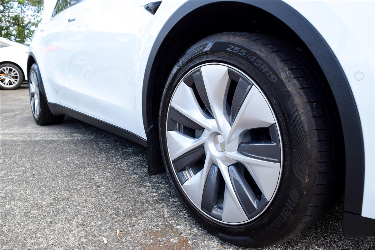 2023 Tesla Model thumbnail