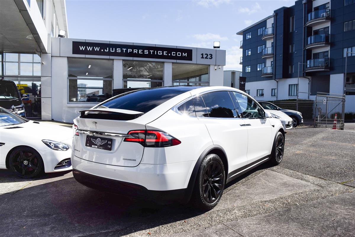 2017 Tesla Model thumbnail