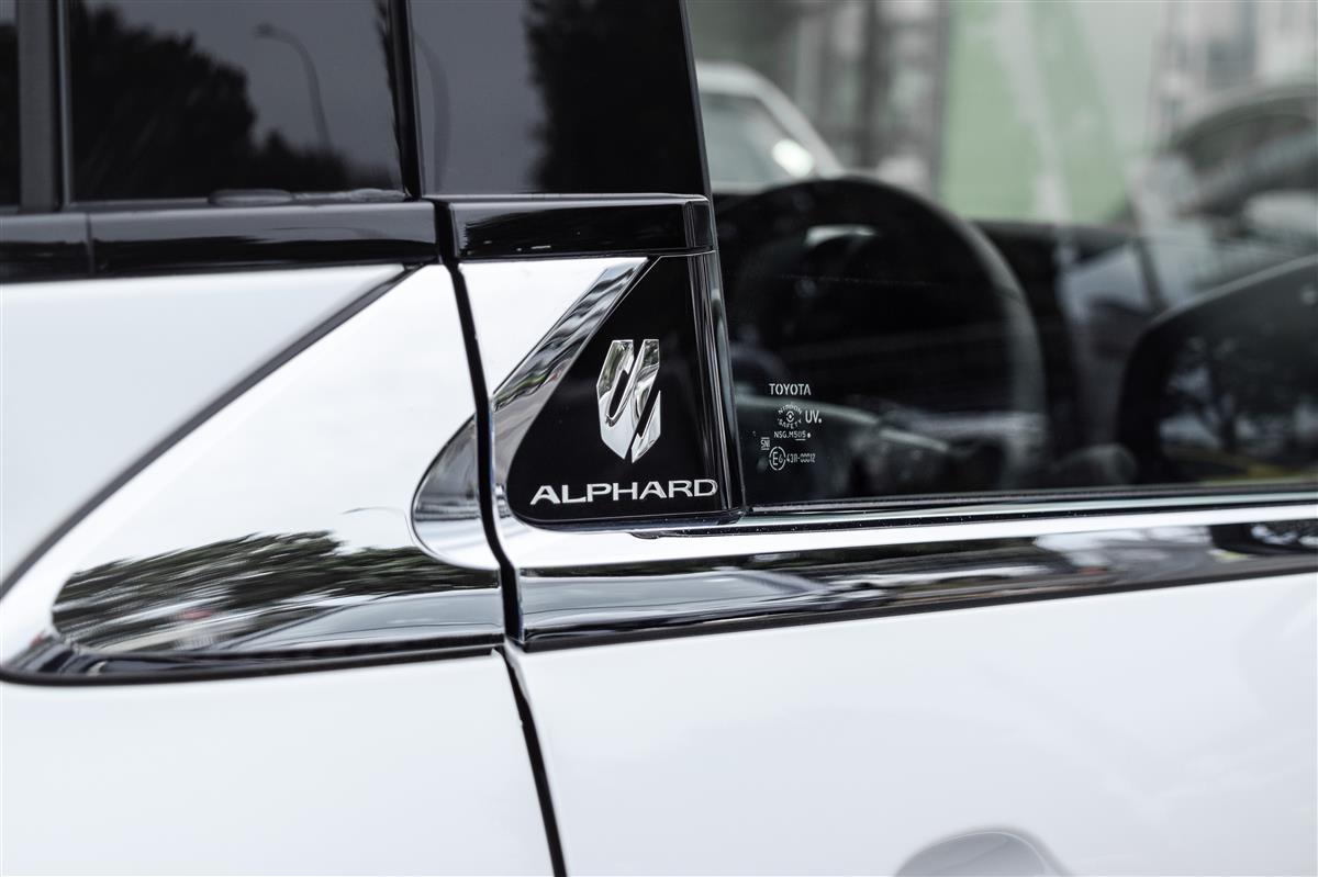 2026 Toyota Alphard thumbnail