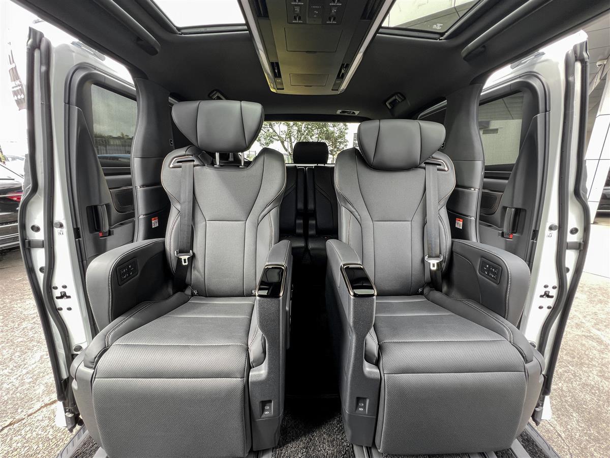 2026 Toyota Alphard thumbnail