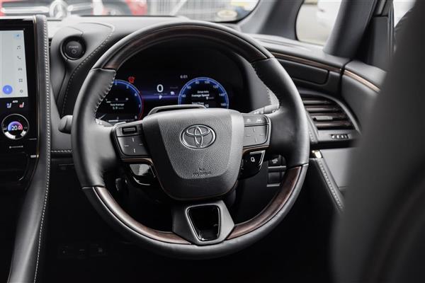 2026 Toyota Alphard thumbnail