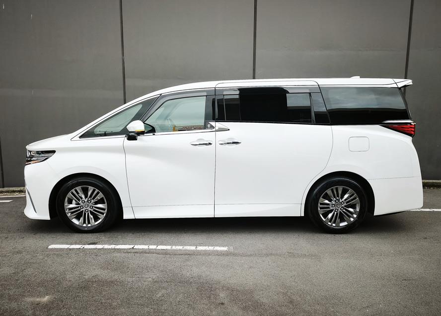 2023 Toyota Alphard thumbnail