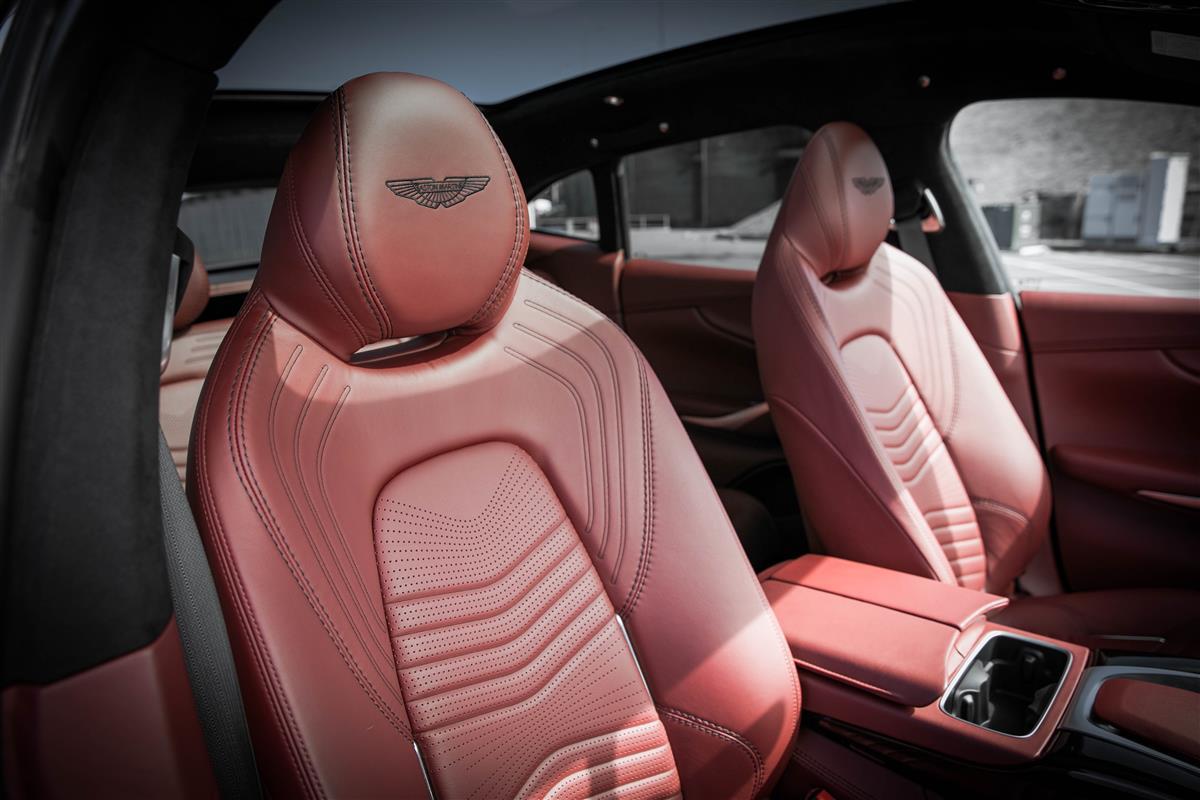 2022 Aston Martin DBX thumbnail