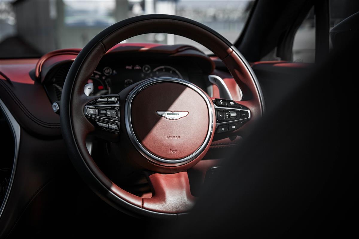 2022 Aston Martin DBX thumbnail