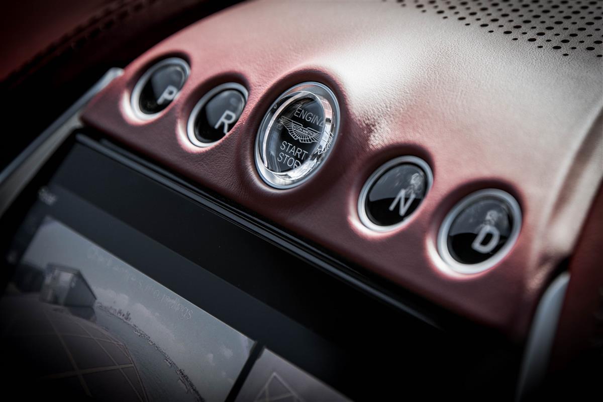 2022 Aston Martin DBX thumbnail