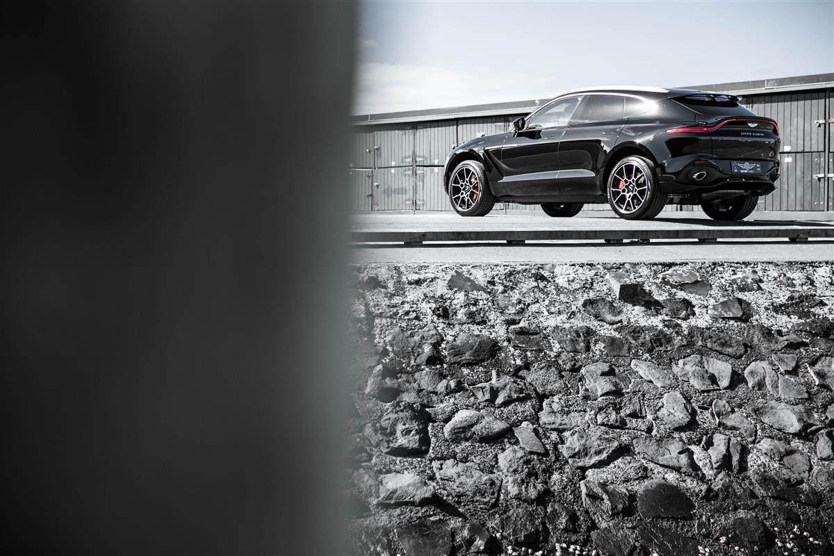 2022 Aston Martin DBX thumbnail