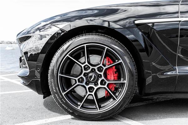 2022 Aston Martin DBX thumbnail
