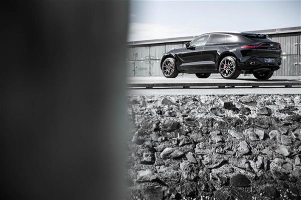 2022 Aston Martin DBX thumbnail