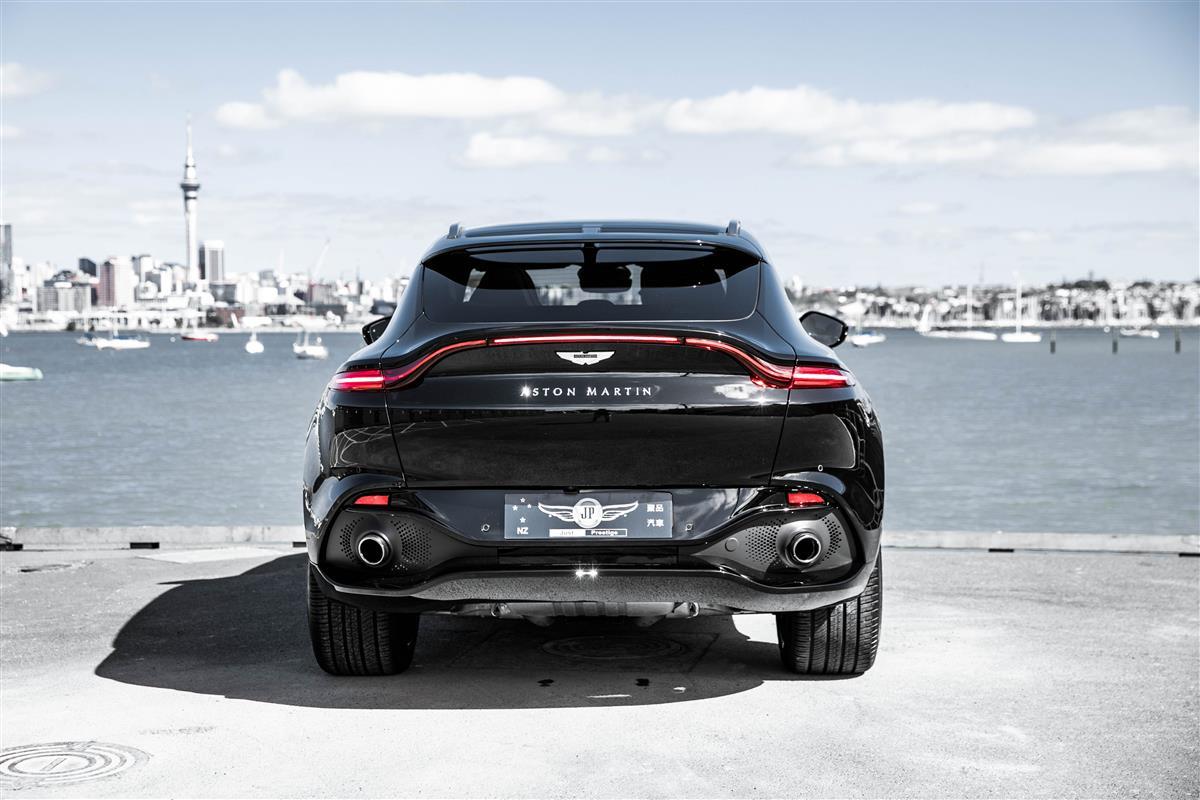 2022 Aston Martin DBX thumbnail