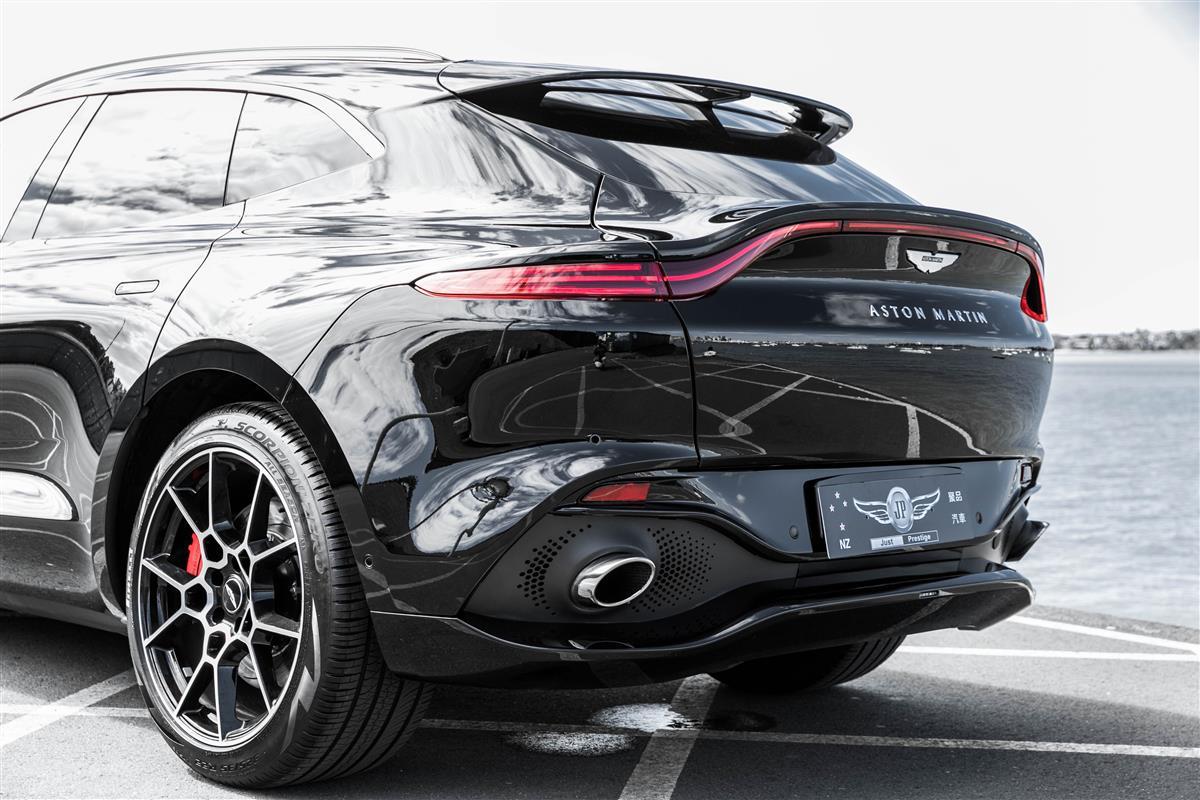 2022 Aston Martin DBX thumbnail