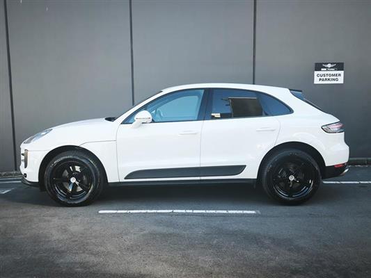2020 Porsche Macan thumbnail