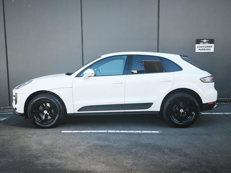 2020 Porsche Macan thumbnail