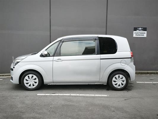 2014 Toyota Spade thumbnail