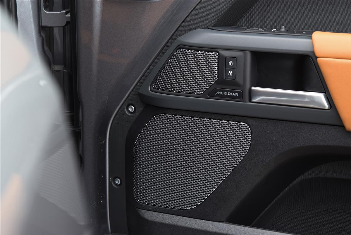 2024 Land Rover Defender thumbnail