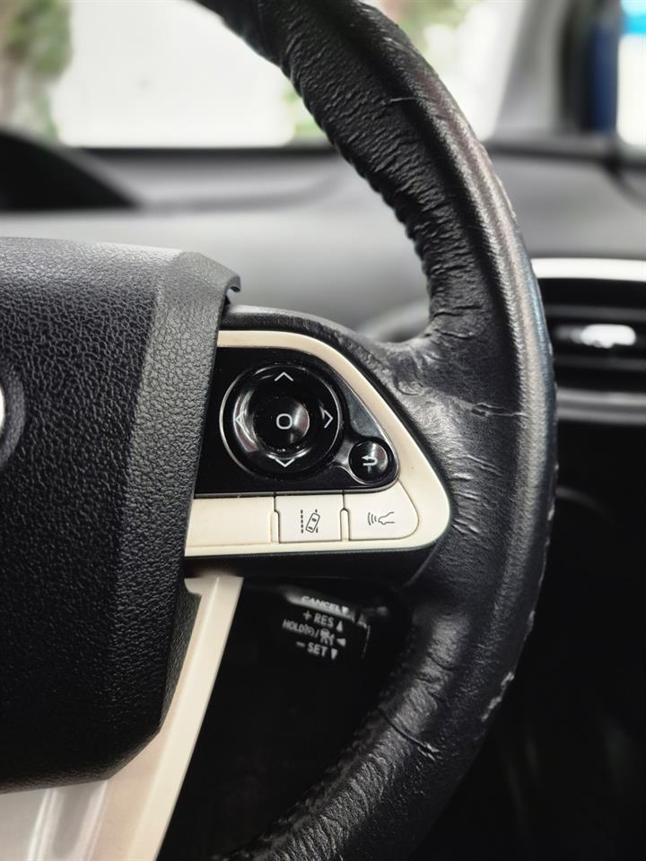 2016 Toyota Prius thumbnail