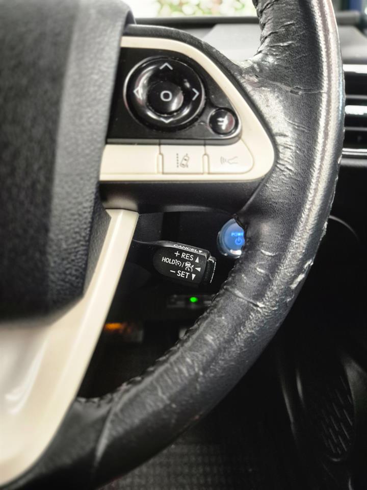 2016 Toyota Prius thumbnail