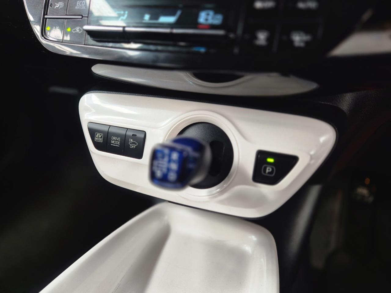 2016 Toyota Prius thumbnail