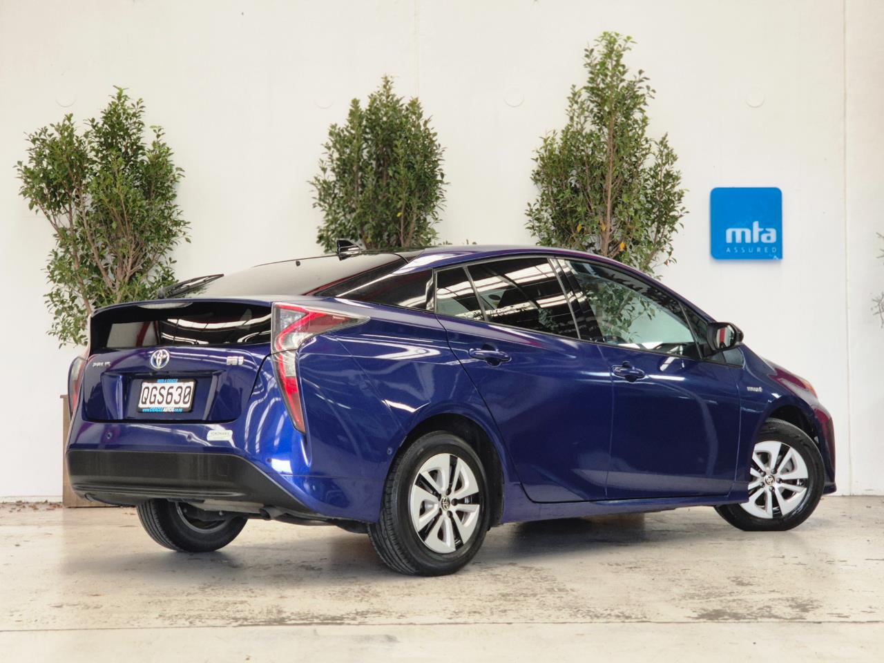2016 Toyota Prius thumbnail
