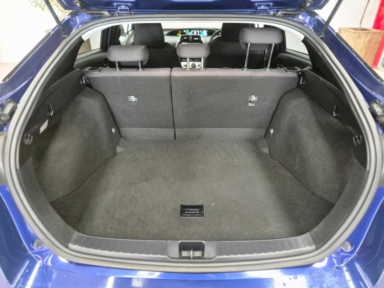 2016 Toyota Prius thumbnail