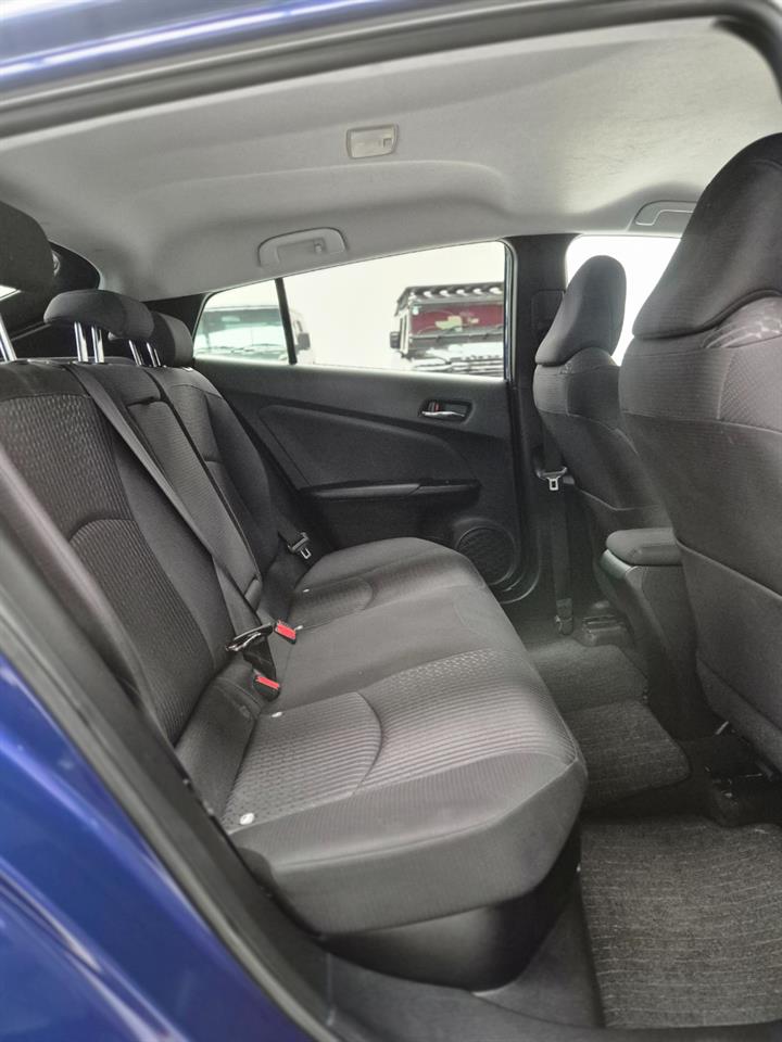 2016 Toyota Prius thumbnail