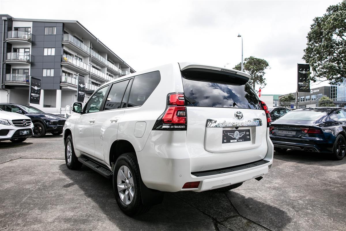 2020 Toyota Land thumbnail