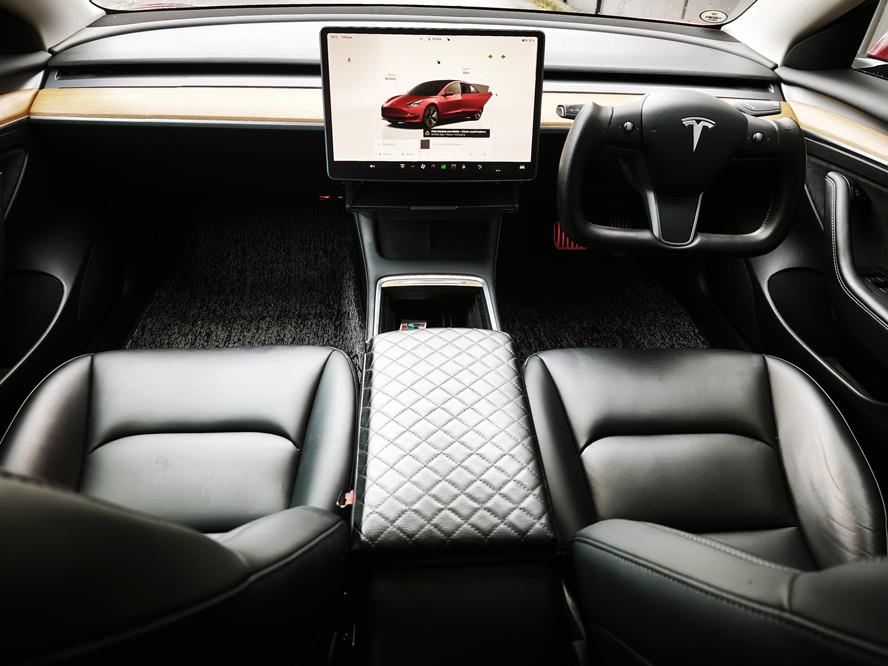 2022 Tesla Model thumbnail