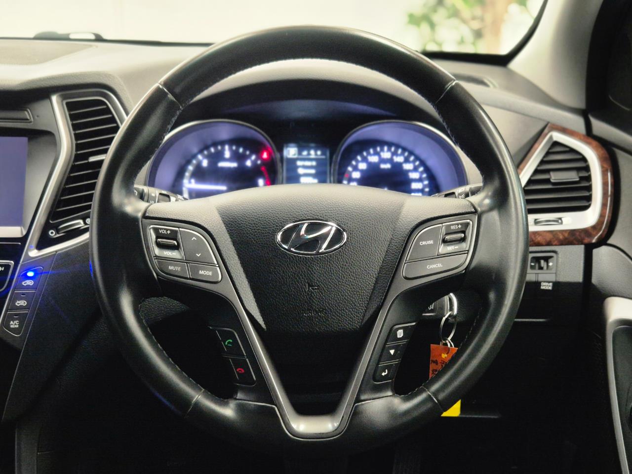 2016 Hyundai Santa thumbnail