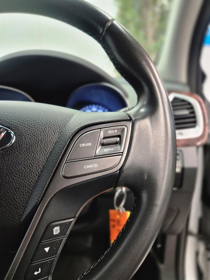 2016 Hyundai Santa thumbnail
