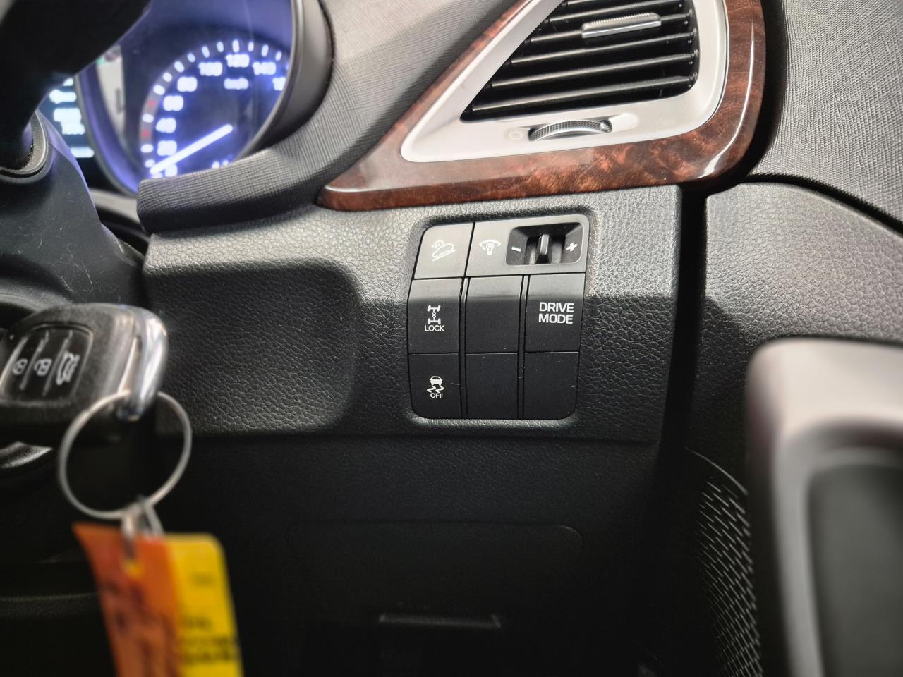 2016 Hyundai Santa thumbnail