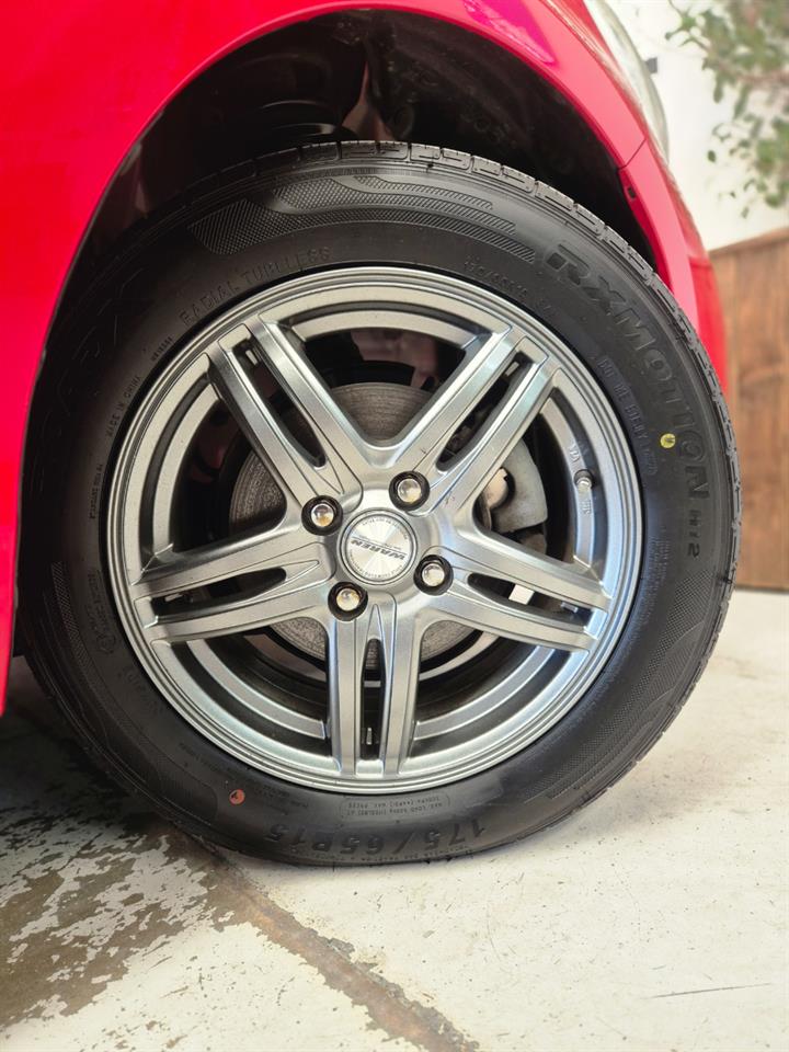 2013 Toyota Aqua thumbnail