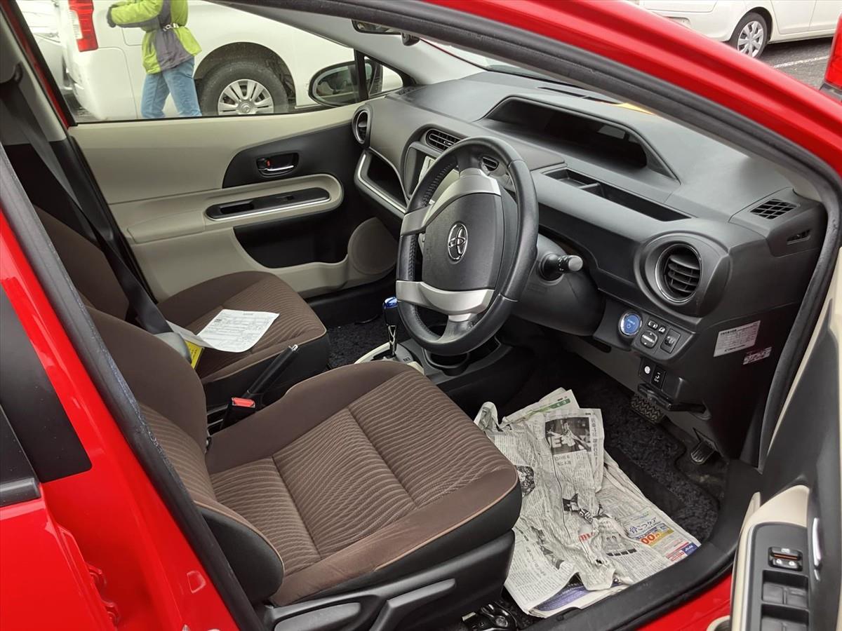 2013 Toyota Aqua thumbnail