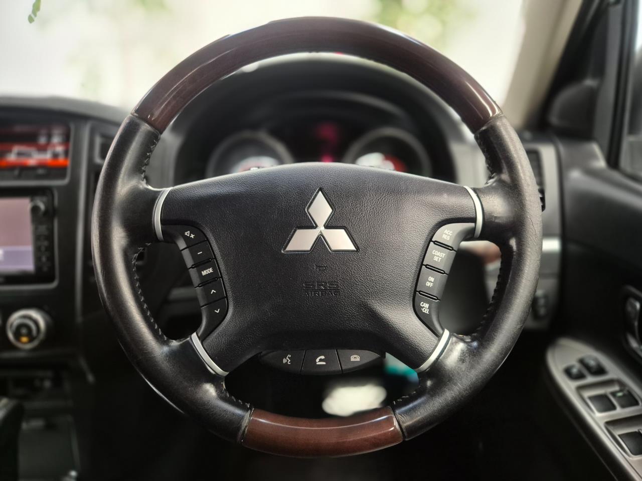 2012 Mitsubishi Pajero thumbnail
