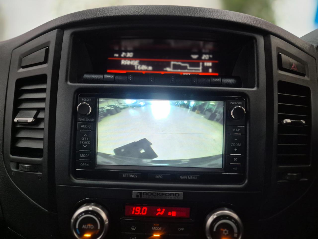2012 Mitsubishi Pajero thumbnail