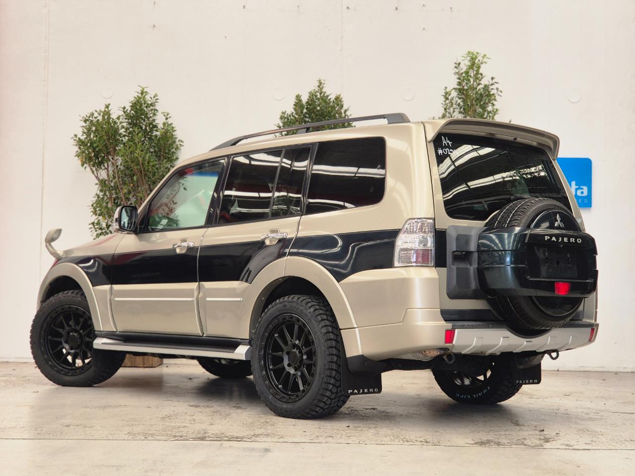 2012 Mitsubishi Pajero thumbnail