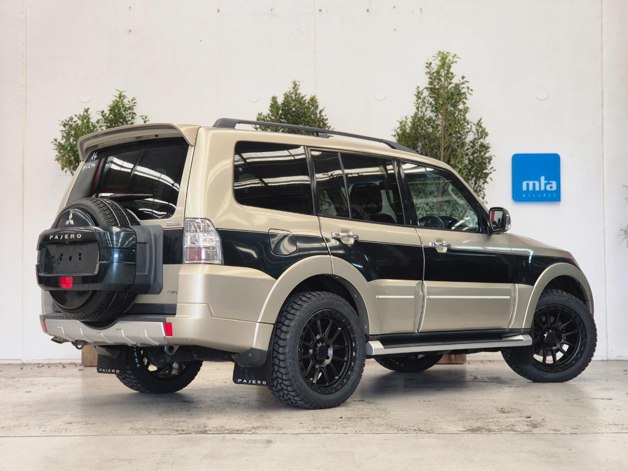 2012 Mitsubishi Pajero thumbnail