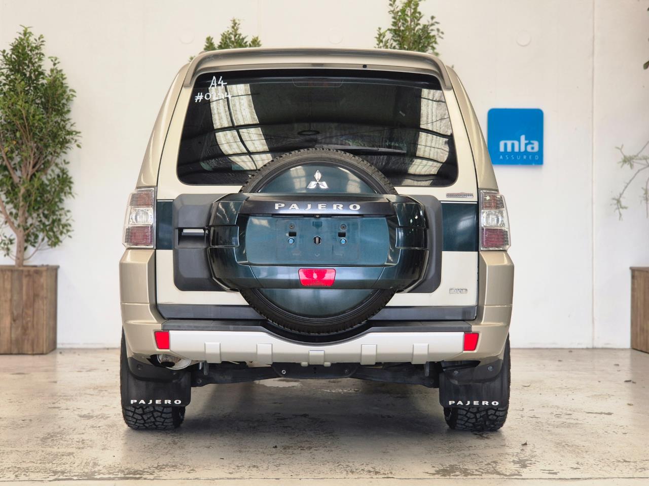 2012 Mitsubishi Pajero thumbnail