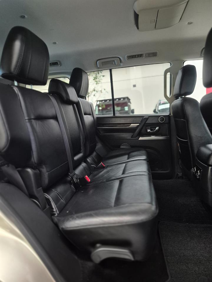 2012 Mitsubishi Pajero thumbnail
