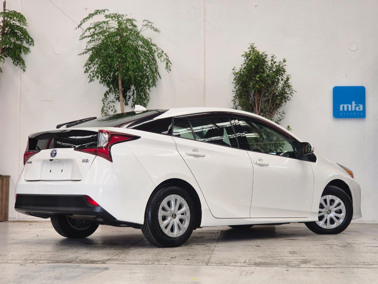 2019 Toyota Prius thumbnail