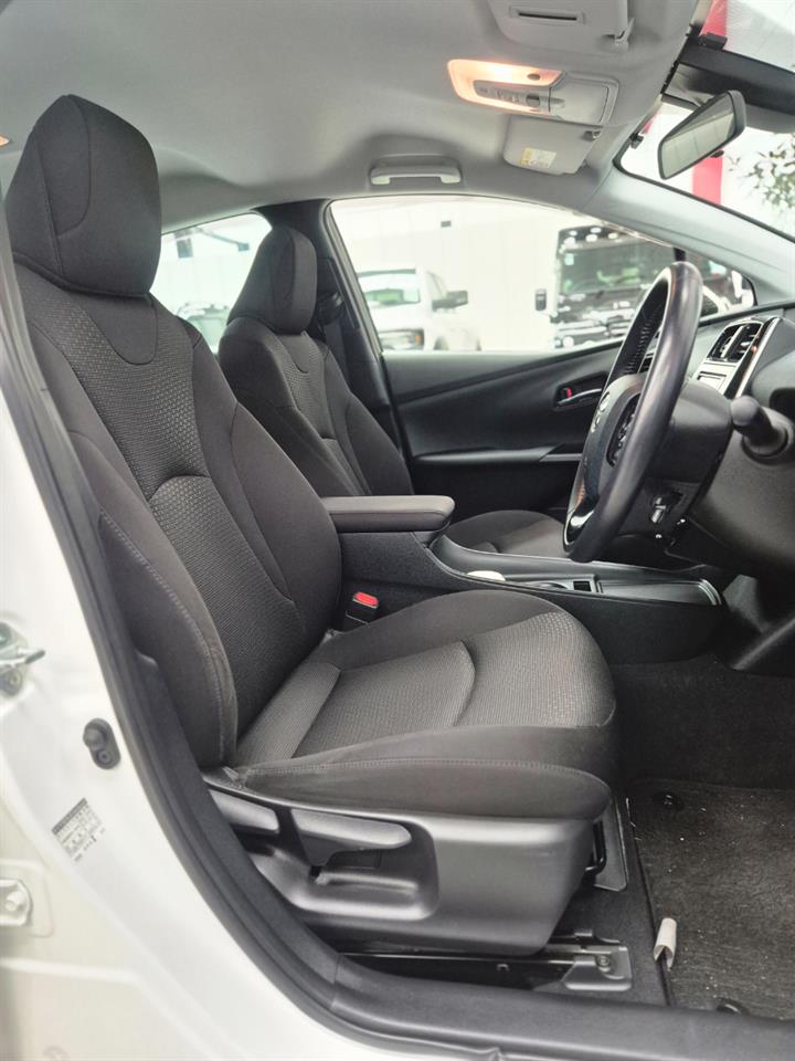 2019 Toyota Prius thumbnail