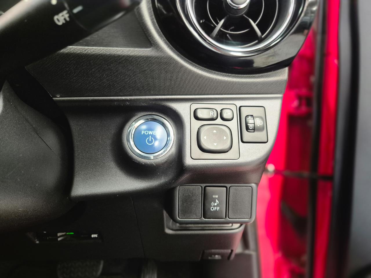 2015 Toyota Aqua thumbnail
