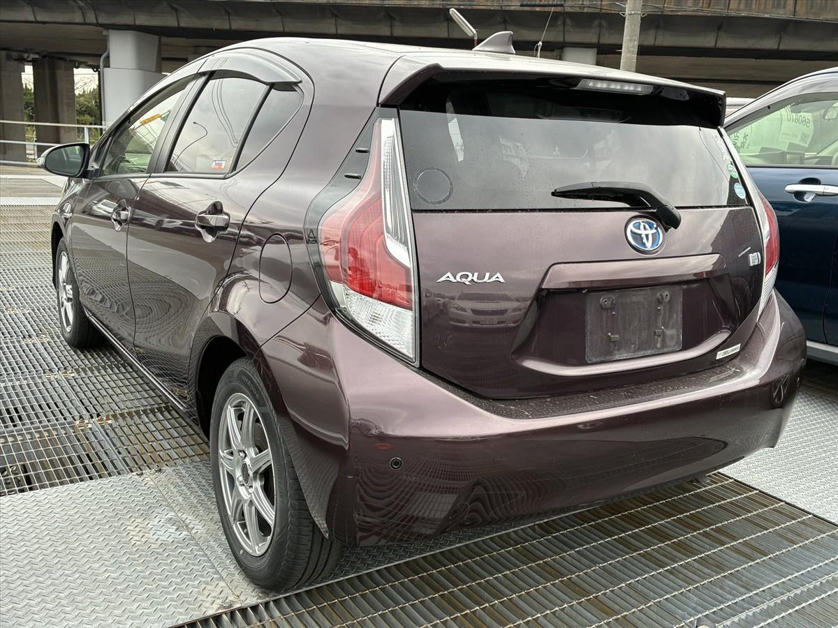 2015 Toyota Aqua thumbnail