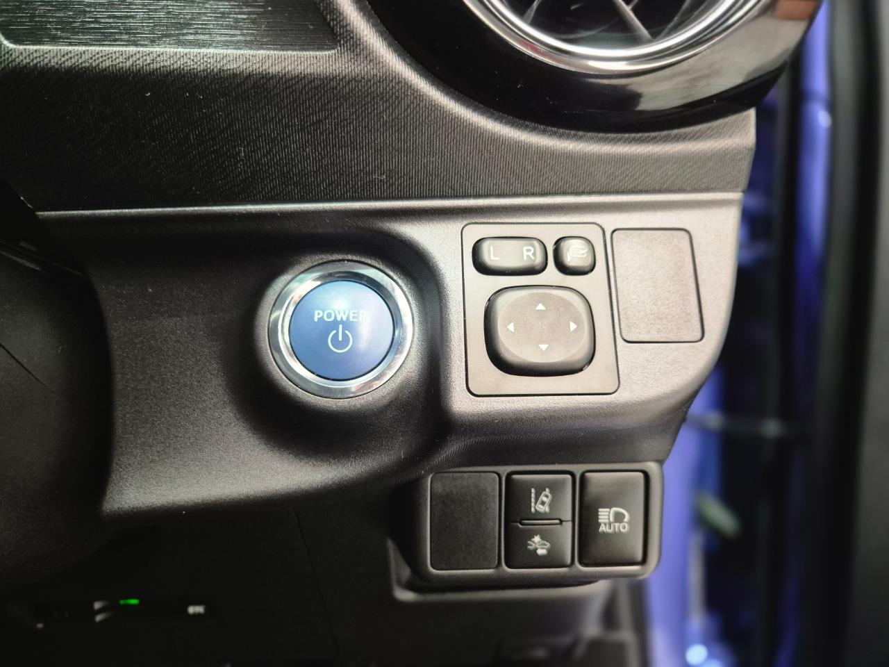 2016 Toyota Aqua thumbnail