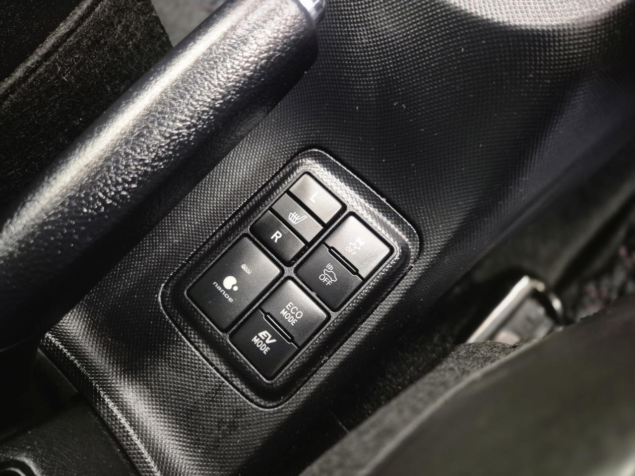 2016 Toyota Aqua thumbnail