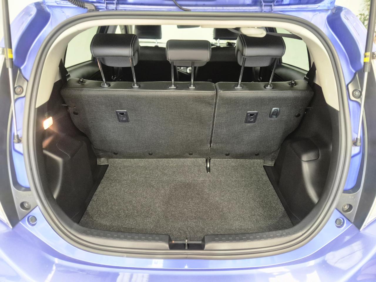2016 Toyota Aqua thumbnail