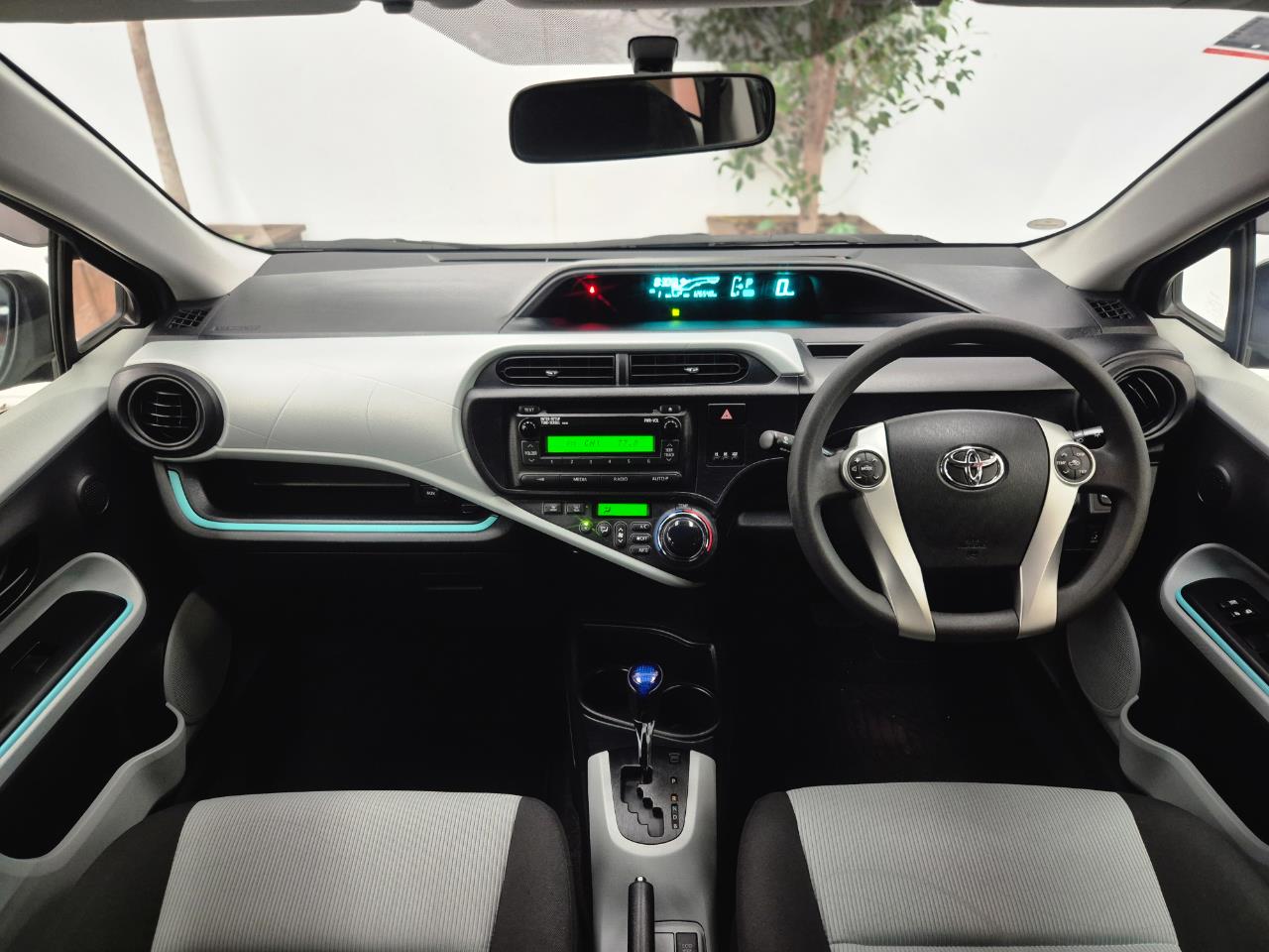 2013 Toyota Aqua thumbnail