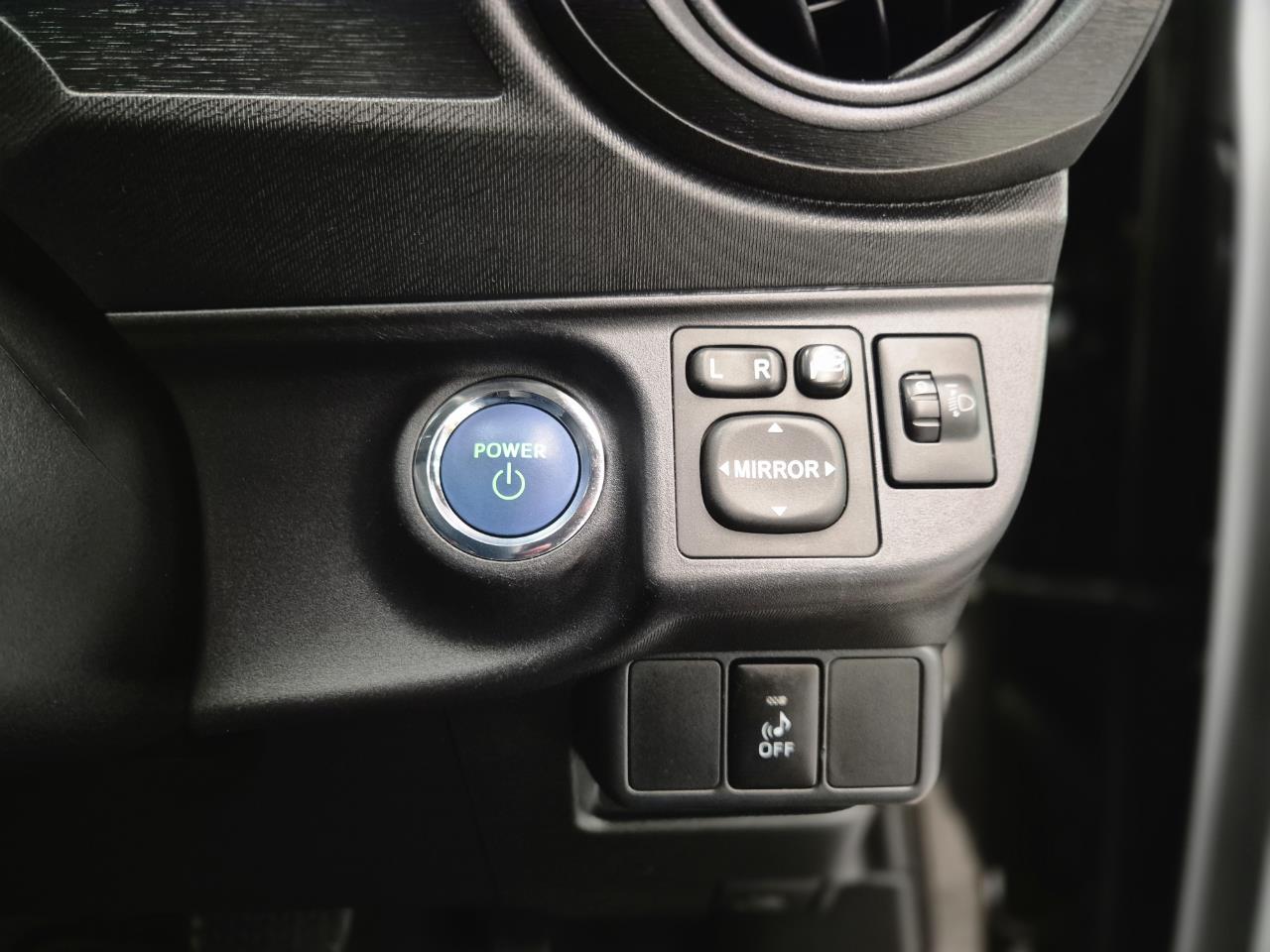 2013 Toyota Aqua thumbnail