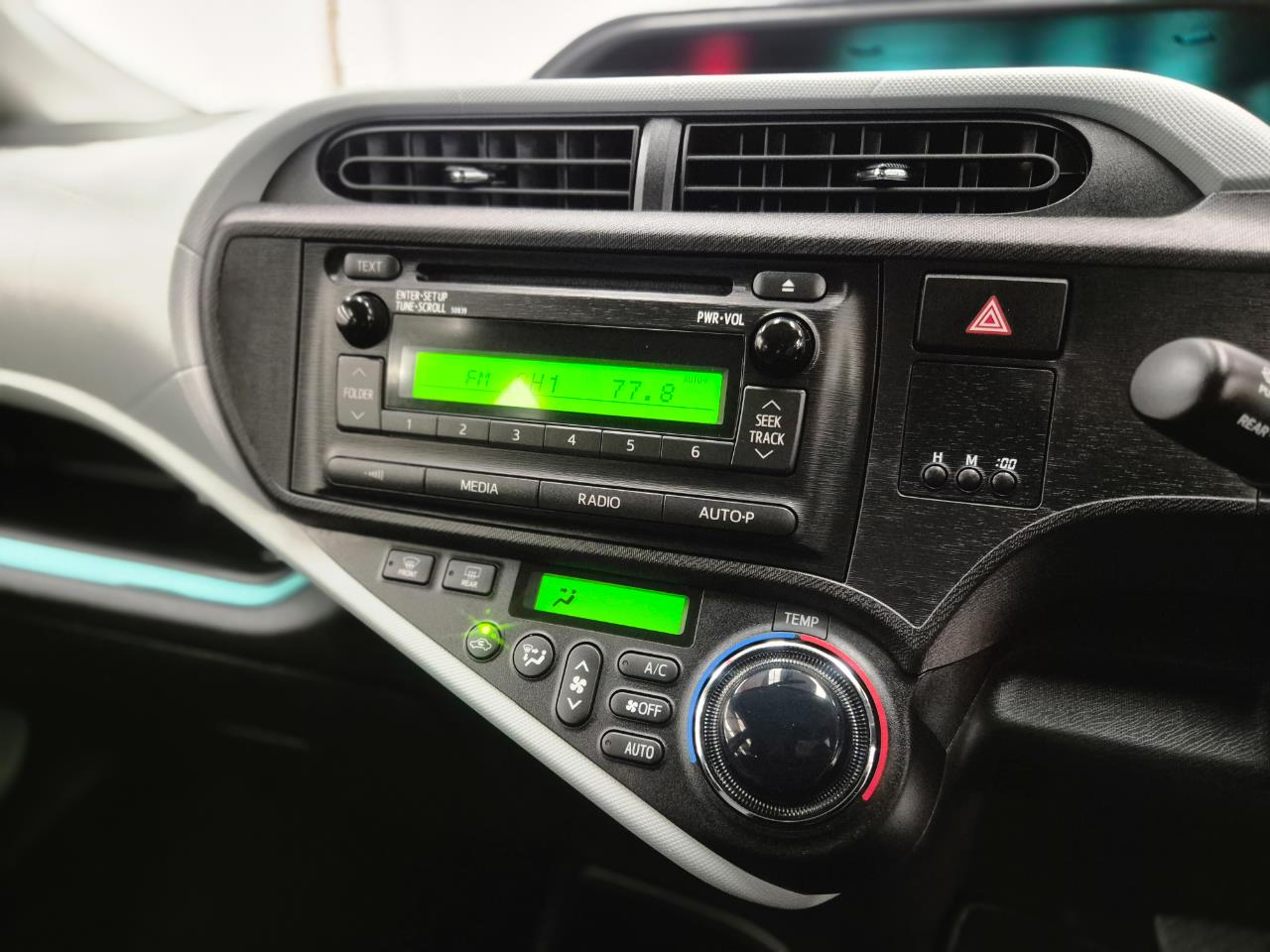 2013 Toyota Aqua thumbnail