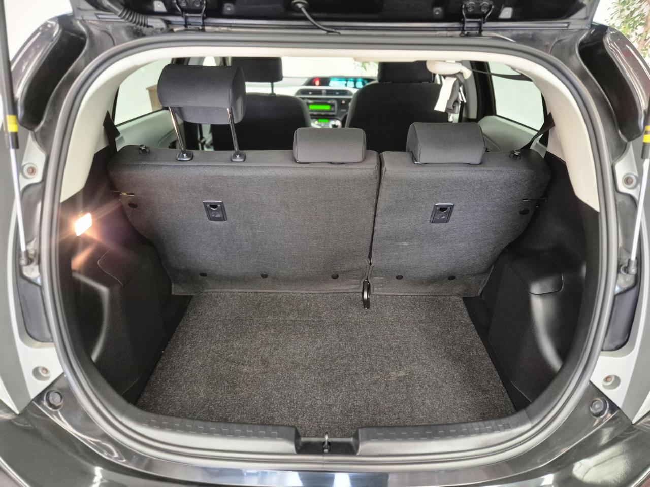2013 Toyota Aqua thumbnail