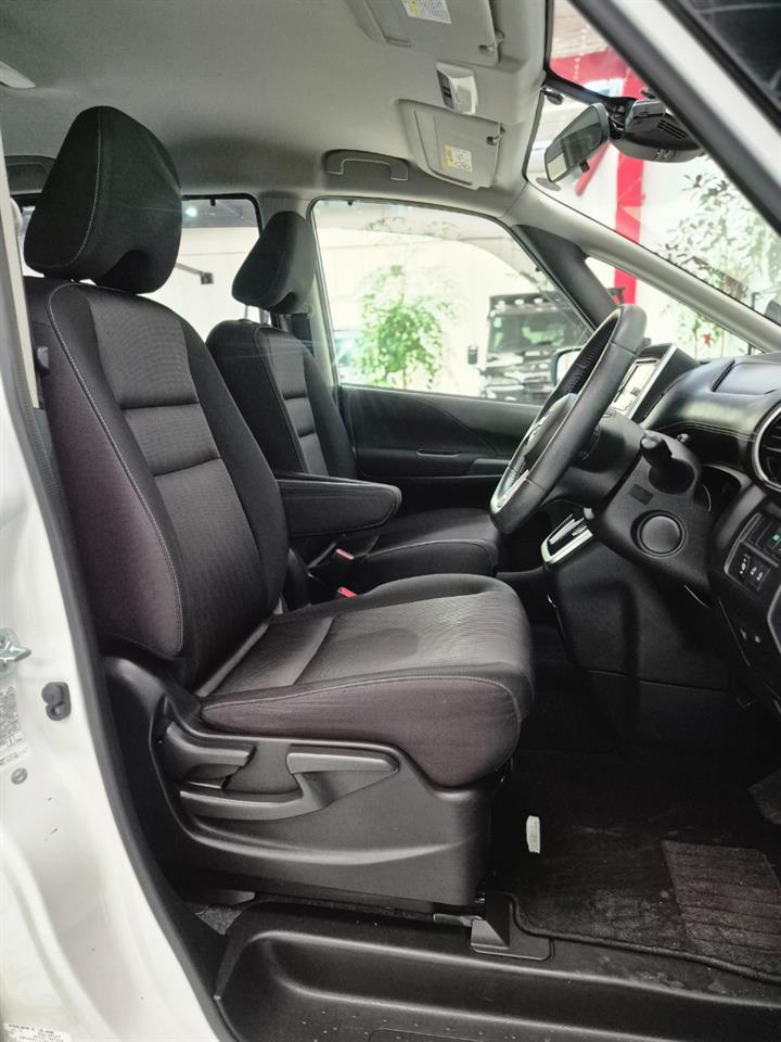 2017 Nissan Serena thumbnail