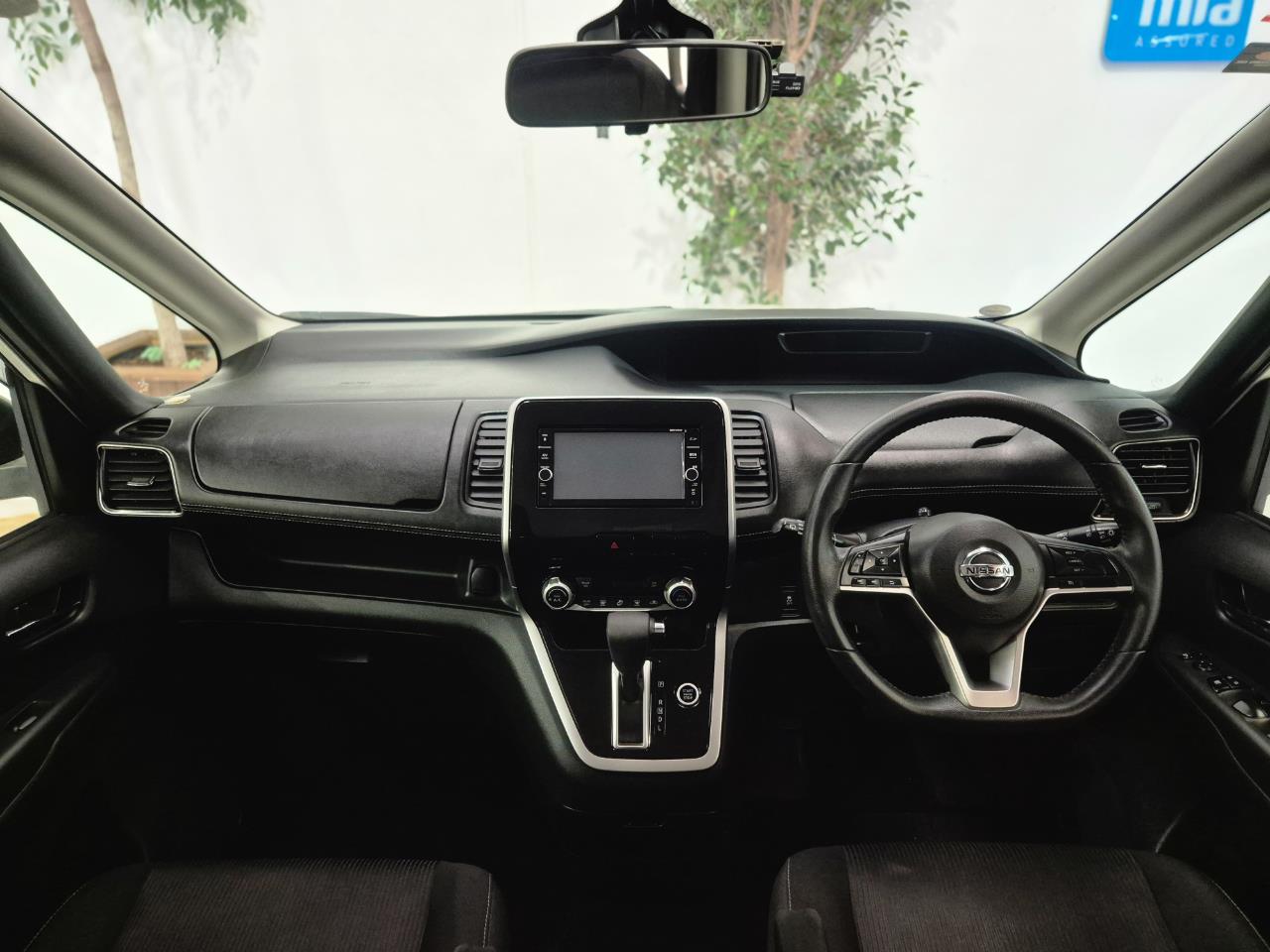 2017 Nissan Serena thumbnail